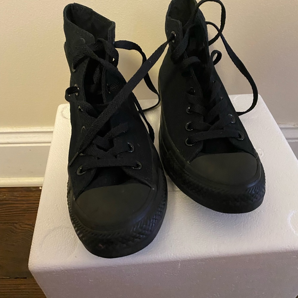 UNISEX Converse Hightops NWOT